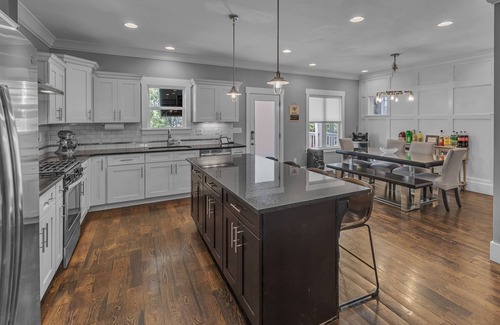 Talbot's Corner House | Downtown Mansion TWO 4BD/3BA w/2 HOTTUBS - Sleeps 24+