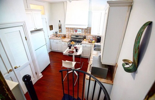 Medical District House | Downtown Memphis Queen's Library with balcony Apt 201