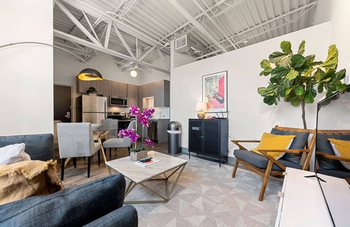 The Loop Condo | Downtown Mich Ave - 6 Penthouses, Sleep 25