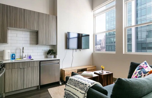The Loop Condo | Downtown Mich Ave - 6 Penthouses, Sleep 25