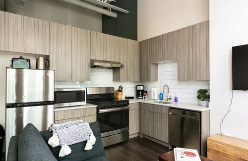 The Loop Condo | Downtown Mich Ave - 6 Penthouses, Sleep 25