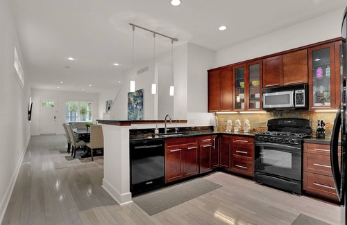 St. Joseph Historic Neighborhood House | Downtown Modern and Luxurious 3 BD/3.5 BA Townhouse