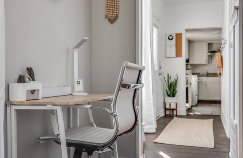 Indianapolis House | Downtown modern cottage close to Lucas Oil | Washer + Dryer | Wifi