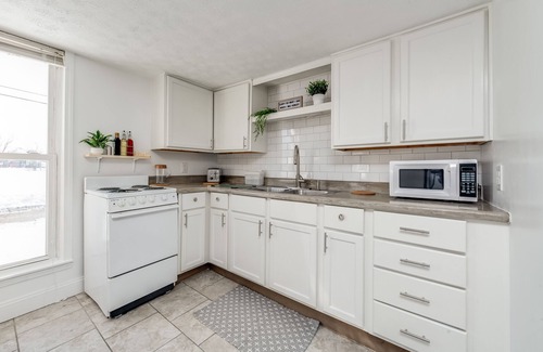 Indianapolis House | Downtown modern cottage close to Lucas Oil | Washer + Dryer | Wifi