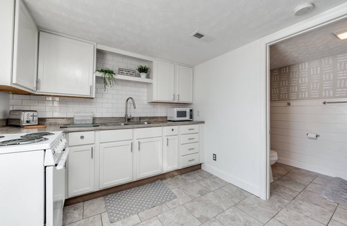 Indianapolis House | Downtown modern cottage close to Lucas Oil | Washer + Dryer | Wifi