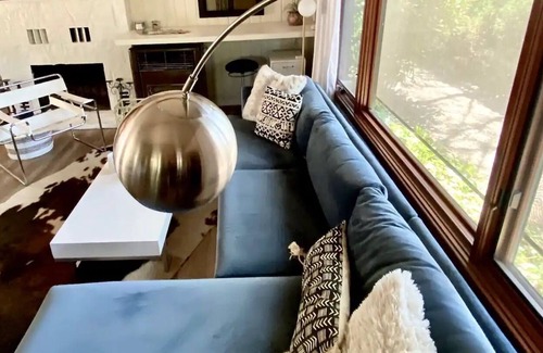 Murphys House | Downtown Murphys Mid Century Modern Boho Haus