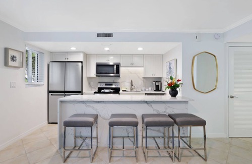 Old Naples Condo | Downtown Naples Beach Condo, Half block from Famous 5th Ave