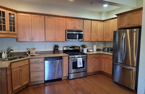 Off Broadway Condo | Downtown Newport Gem/Walkable location