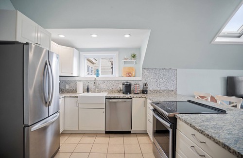 Yachting Village Condo | Downtown Newport Penthouse on Thames Street, 2 BR, Walk to Everything - Sleeps 6