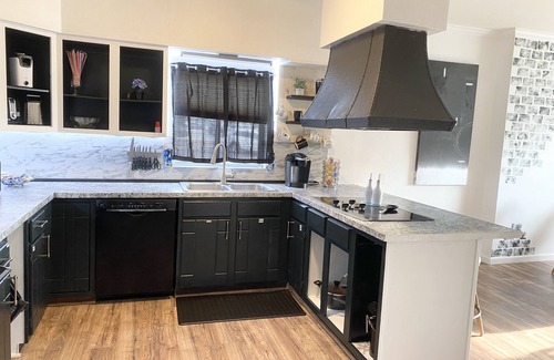 Twin Falls House | Downtown oasis. Abundance of Entertainment & Amenities Hot Tub King Bed