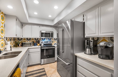 Downtown Palm Springs Condo | Downtown Oasis. Stylish 2 BR w King beds. Quiet complex w Pool.