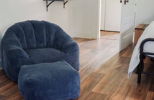 Tupelo House | DOWNTOWN/PET FRIENDLY- Hound Dog Bungalow by Heart Break Hotel -2br/1b