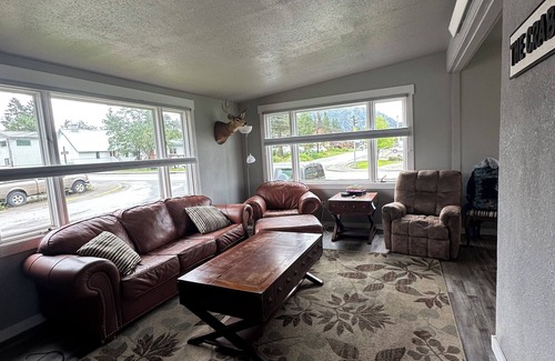 Petersburg House | Downtown Petersburg 3-bedroom home in the heart of a charming fishing town!