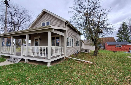 Village of Pewaukee House | Downtown Pewaukee! Close to the beach.