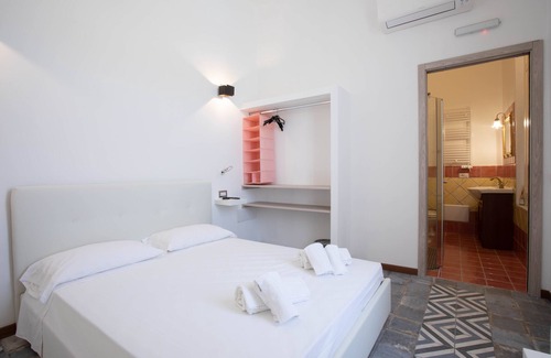 Oristano Historic Centre House | Downtown poolfront room with private veranda