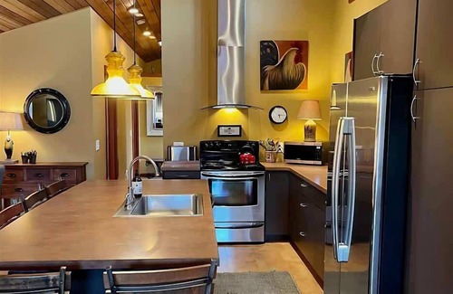 Sequim Apartment | Downtown Retreat Mtn Views, Great Location