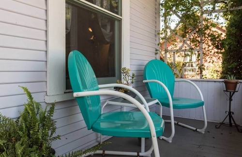 Santa Rosa House | Downtown Retro Bungalow Dog Friendly