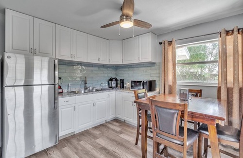 Gillespie Park House | Downtown Single Family Modern Bungalow close to beaches and dining by RedAwning