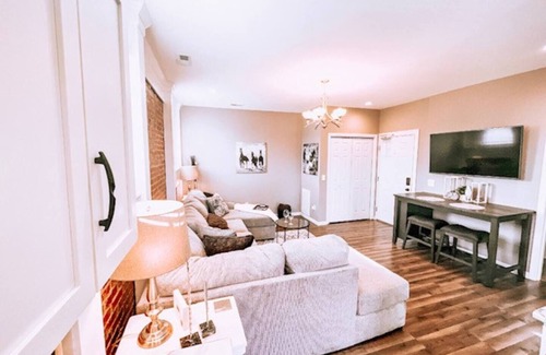 Beaver Dam Apartment | Downtown Upscale Apartment 1bdrm