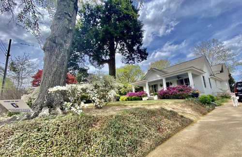 Oxford House | Downtown Van Buren House- University on one side- Square on the other- sleeps 8