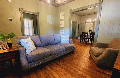Guthrie House | Downtown Victorian + Wi-fi. Pets Welcome. Couple Block From Parks / Downtown.