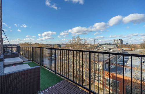 Downtown Columbus Apartment | Downtown Views from a Stylish 2BR with Balcony