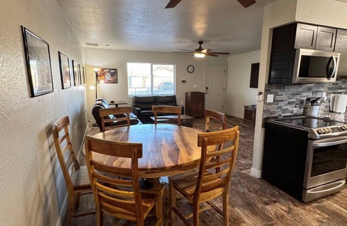 Arizona City House | DP Arizona View - 3 Bedroom/4 Beds and 1.5 Bathrooms -Beautiful Home-Large Yard