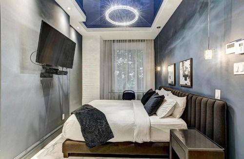 Golden Square Mile Bed & Breakfast | Dr. Penfield Standard Studio