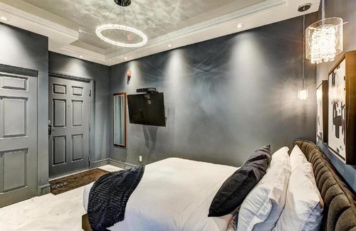 Golden Square Mile Bed & Breakfast | Dr. Penfield Standard Studio