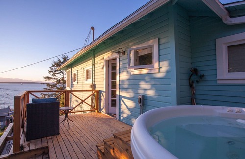 North Admiral House | Dragonfly Beach House: Walk The Beach Or Soak Under The Stars In The Hot Tub!