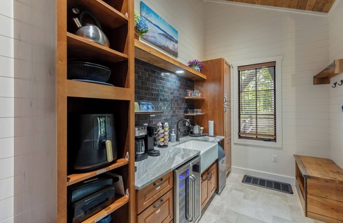 Glenville House | Dragonfly Cottage: Dog Friendly, Enclosed Yard Area, Community Perks