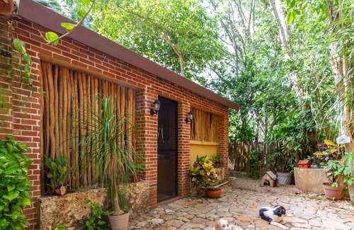 Merida Cottage | DRAGONFLY country house with swimming pool and beautiful tropical garden