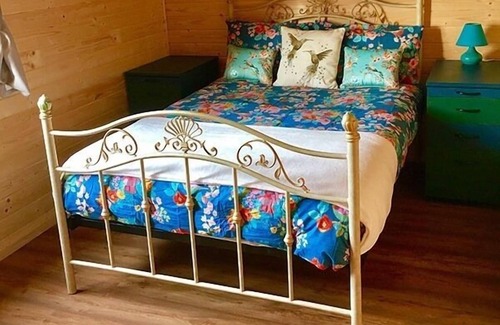 Boston Apartment | Dragonfly lodge -2BR log cabin with Lake view