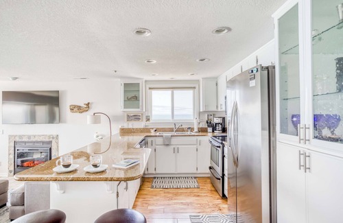 Logsden Condo | Dramatic Clifftop Depoe Bay Oceanfront Condo has Whales, Birds, and a King Suite