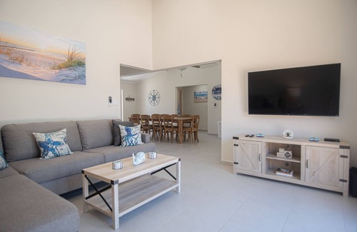 Palm Beach Villa | Dream Getaway in Palm Beach - pool, walk to beach, nightlife & restaurants.