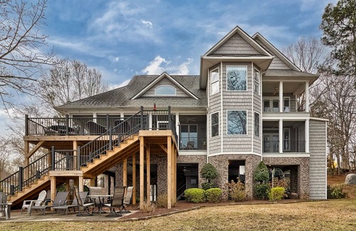 Ridgeway House | Dream Lake House! 4 Bedrooms/King Beds + 4 Full Baths on Lake Wateree!