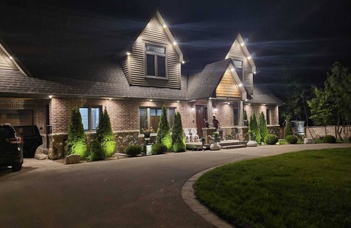 Clarkson-Lorne Park House | Dream Stay. Estate House with Luxury at its best in the heart of the City.