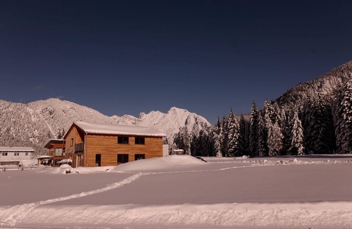 Scharnitz Apartment | Dream vacation apartment in the countryside for 4 guests, directly on the cross-country ski trail/forest