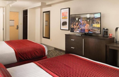 Gateway District House | Dream Vegas Vacation! 2 Elegant Units, Pools, Bar & Restaurants, Casino