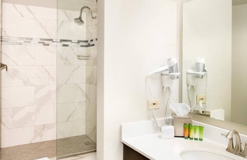 Gateway District House | Dream Vegas Vacation! 2 Elegant Units, Pools, Bar & Restaurants, Casino