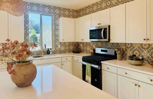 Coachella House | DreamCatcher Resort: 6B/Pool/Spa/FOOTGOLF/bbq/Game Room