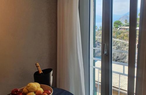Manarola Apartment | Dreamers Sea View - White and Green