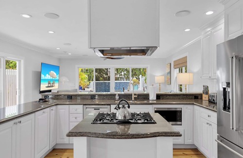 Old Town House | ~DREAMING ON DUVAL~ Grand 5 bedroom, 4.5 bath home with private pool/parking
