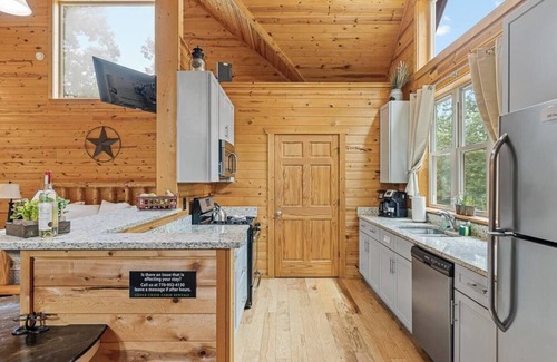 Cleveland Cabin | Dreamscape – Secluded Romantic Getaway Near Helen with Hot Tub & Fireplace