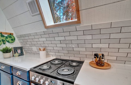 Berkeley Springs Cabin | Dreamtime - Modern A-frame Cabin w/Hot tub