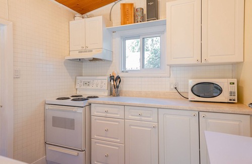 Historic Old Town House | Dreamweaver Cottage is Dog Friendly! Steps from Lake Ontario