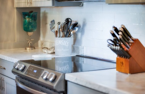 St. Marys Cottage | DREAMWOOD - a historic district Designer's Cottage with private courtyard