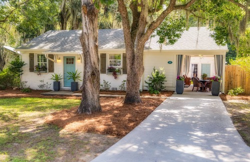 St. Marys Cottage | DREAMWOOD - a historic district Designer's Cottage with private courtyard