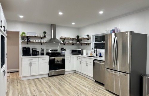 Bewdley Cottage | Dreamy & Comfy Lake Oasis ~ Hot Tub ~ Heated Pool ~ Dock - Coffee Bar