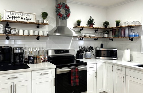 Bewdley Cottage | Dreamy & Comfy Lake Oasis ~ Hot Tub ~ Heated Pool ~ Dock - Coffee Bar